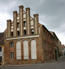 Gothisches-Giebelhaus-von-1406-1.jpg